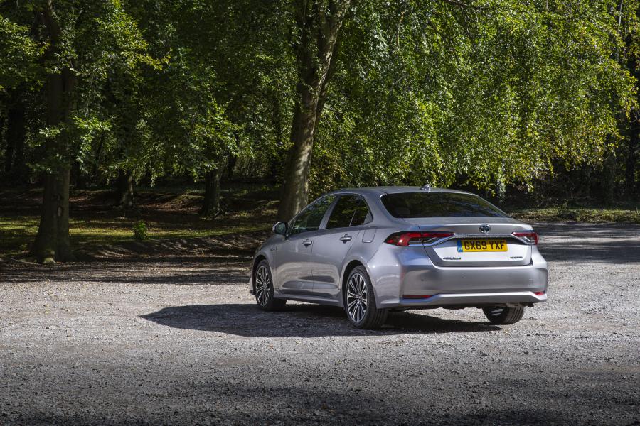  Toyota Corolla Hybrid Sedan 2019 года  (UK) (фото 17 из 29)